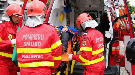 Accident cumplit în Buzău: 3 morţi, cel puţin 11 răniţi. Un autotren s-a răsturnat peste un microbuz