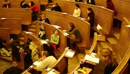 Studenţii români spun că au nevoie de mai multe stagii de practică, arată un studiu