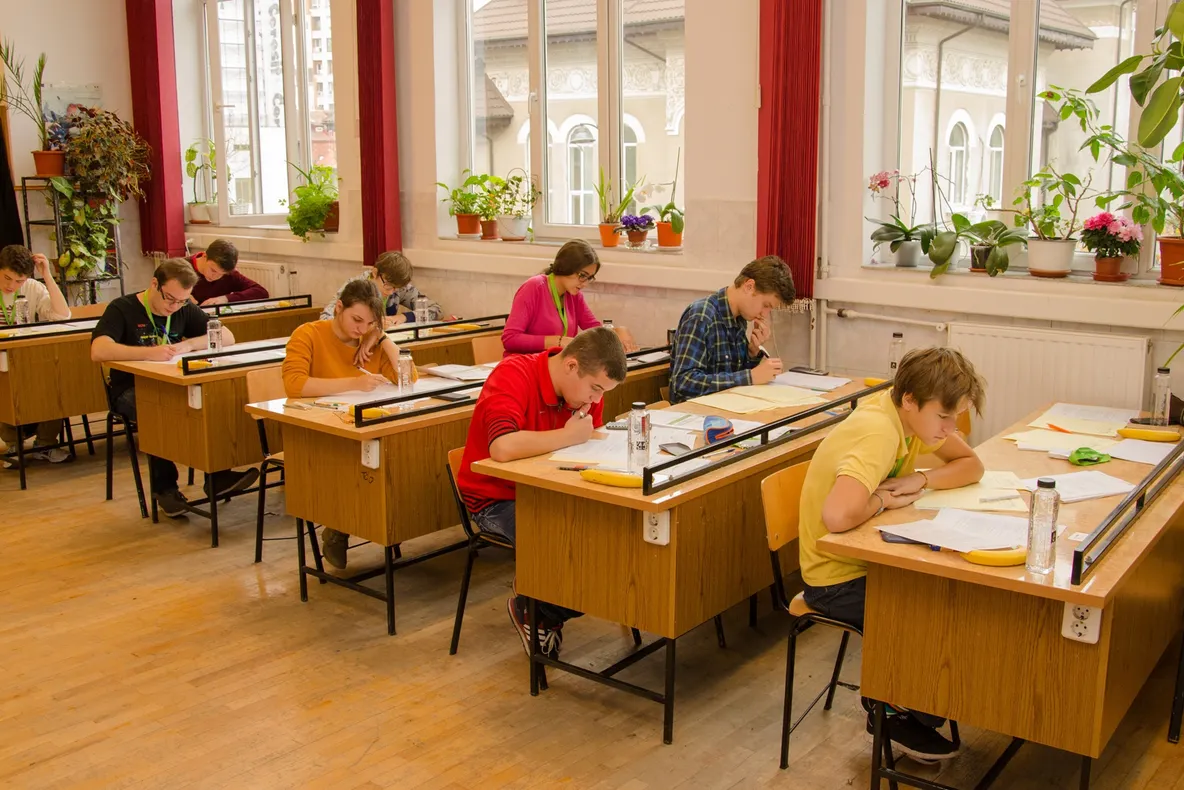 Test la liceul Vianu:"Ce ar fi făcut Fecioara Maria dacă ar fi primit o invitaţie în club Colectiv?"
