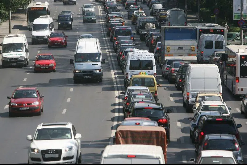 Un alt gigant auto are probleme. Mașinile au luat foc în trafic