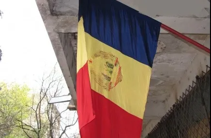 Un oficiu poștal din Oradea a arborat tricolorul cu stema comunistă. Ce spun oamenii