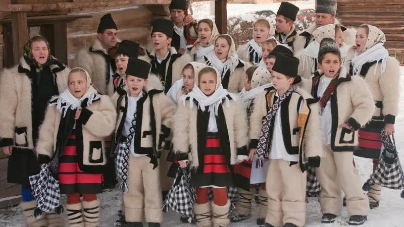 Copilul tău merge la colindat? Ce trebuie să ştie părinţii ca cei mici să fie în siguranţă