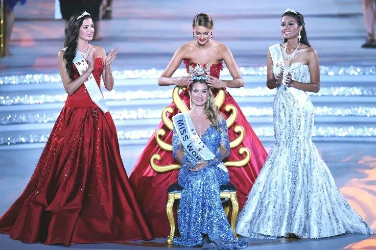 Câştigătoarea Miss Universe 2015 a purtat rochii create de un designer român 