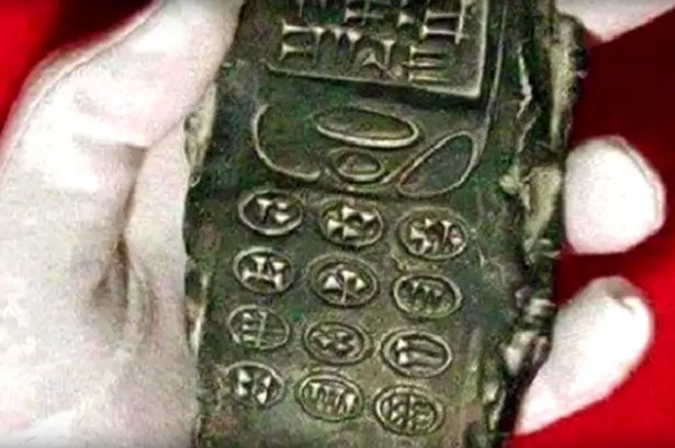 Poza unui telefon mobil "vechi de 800 de ani" a declanșat o ISTERIE pe Internet