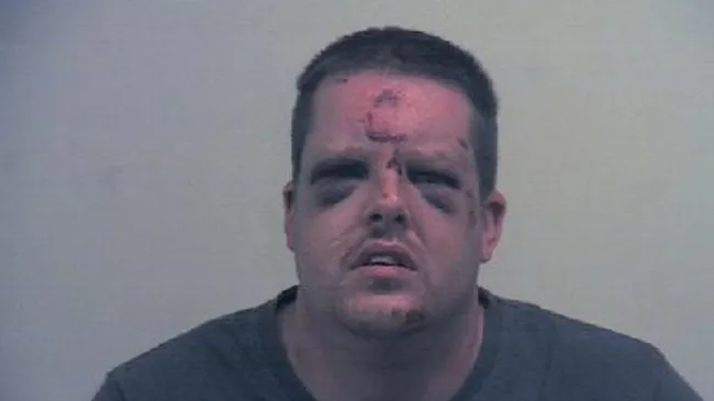 Incredibil! O femeie a scăpat de un violator după ce l-a bătut măr
