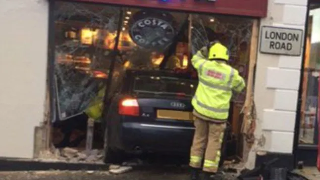 Accident în ajunul Crăciunului. A intrat cu maşina în cafenea. Mai mulţi clienţi au fost răniţi 