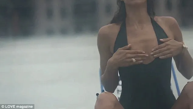 E super sexy în costum de baie! Ce vedetă a pozat într-un calendar al dragostei