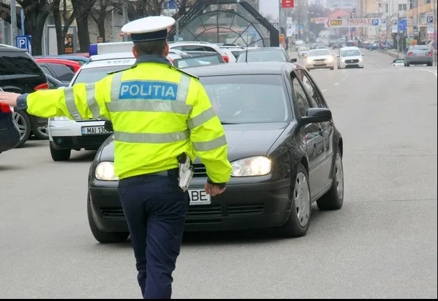 A tras pe dreapta o mașină care a trecut pe roșu. Ce i-a făcut soția șoferului amendat, de nedescris