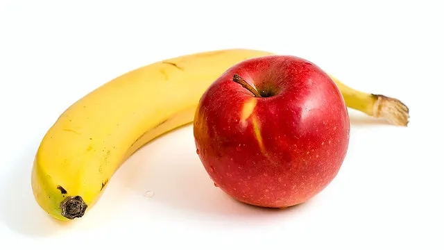 Cornul, înlocuit cu un măr sau o banană în şcolile româneşti. Laptele, cu iaurt sau brânză