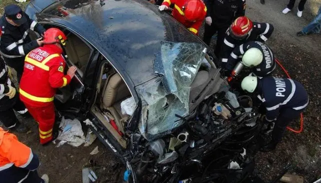 Accident rutier grav în Galaţi: Un bărbat şi un copil au murit, alte şase persoane, rănite
