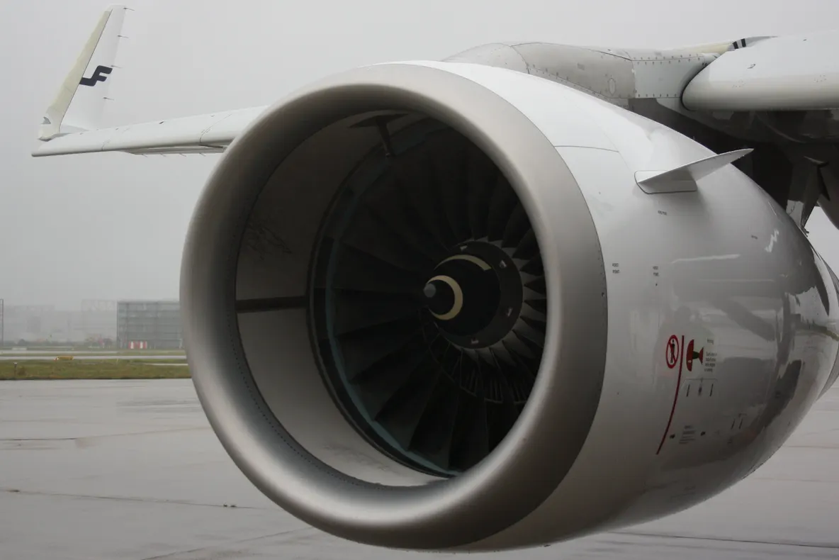 Tragedie la decolare. Un bărbat a murit după ce a fost "aspirat" în motorul unui avion