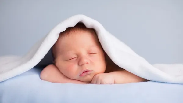 Și-a pus bebelușul în pat și i-a făcut poze. Cei care le-au văzut au rămas muți de uimire