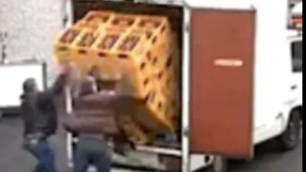 Moment de tot râsul surprins pe camerere de luat vederi. Ce fac doi muncitori cu un camion cu bere