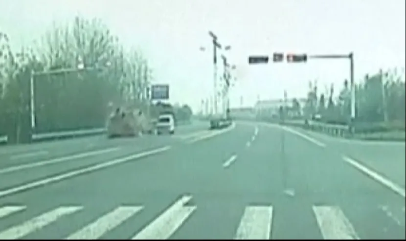 Scenă îngrozitoare pe șosea. Un camion s-a dezintegrat în mers. Șoferul n-a mai avut nicio șansă