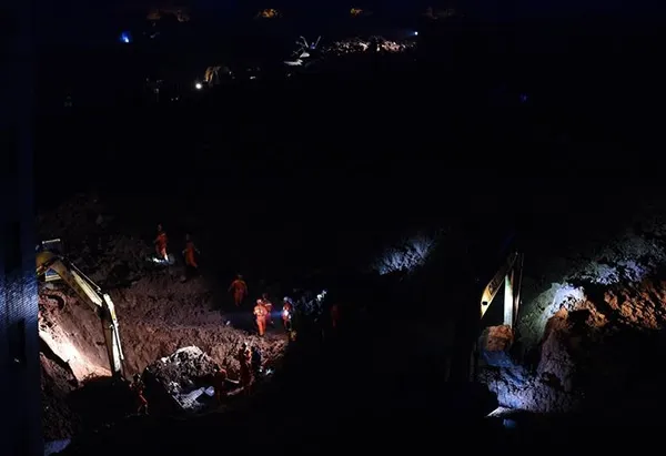 33 de clădiri s-au prăbuşit după o alunecare de teren. Imagini dezastruoase 