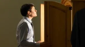 I-a fost frică să deschidă dulapul un an. Ceva trăia acolo. A chemat poliţia, a tras de uşă şi...