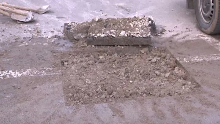 Elan muncitoresc la Târgovişte. Ce caută mai mulţi Dorei cu detectorul de metal, pe o stradă