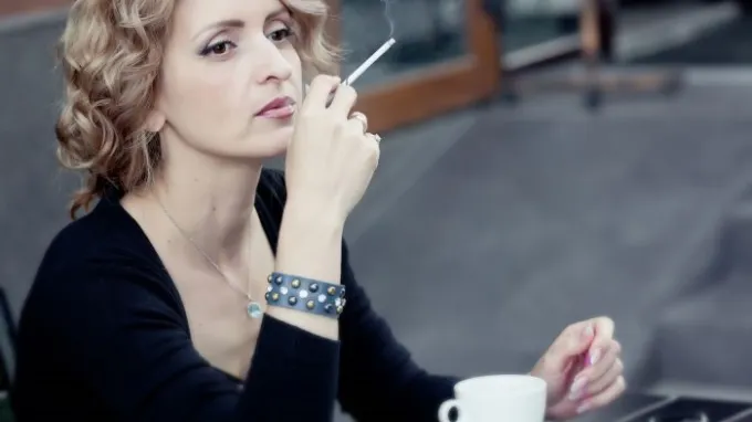 Ce se întâmplă în corpul tău când combini cafeaua cu țigara