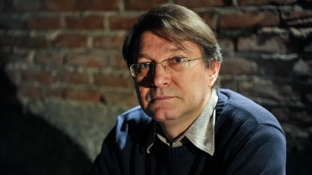 Poetul Florin Iaru reacţionează: "Nu-mi place cântecelul cu smerenia. Cam pufnesc în râs"