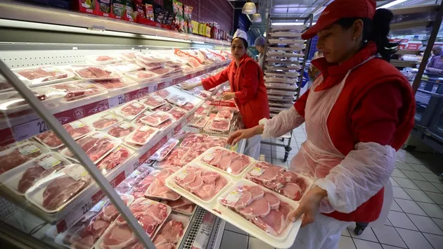 Traseul secret al cărnii în hipermarket. 4 metode prin care ţi se vinde marfă expirată
