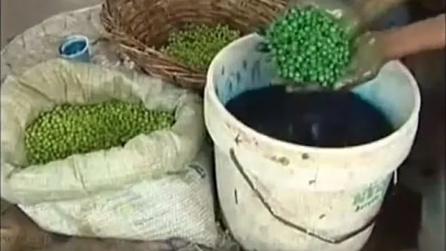 Cum suntem păcăliţi! Metoda prin care comercianţii fac fructele şi legumele să arate ca proaspete