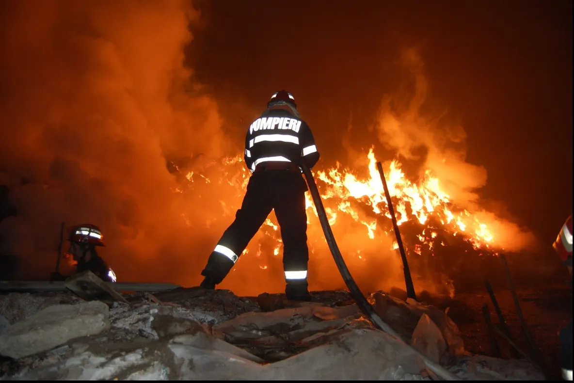 Hotel mistuit de flăcări lângă barajul Vidraru - VIDEO