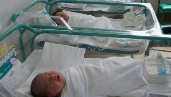 O fetiţă de etnie romă, de doar 13 ani, a născut un băieţel de 3 kilograme. Drama copilei analfabete