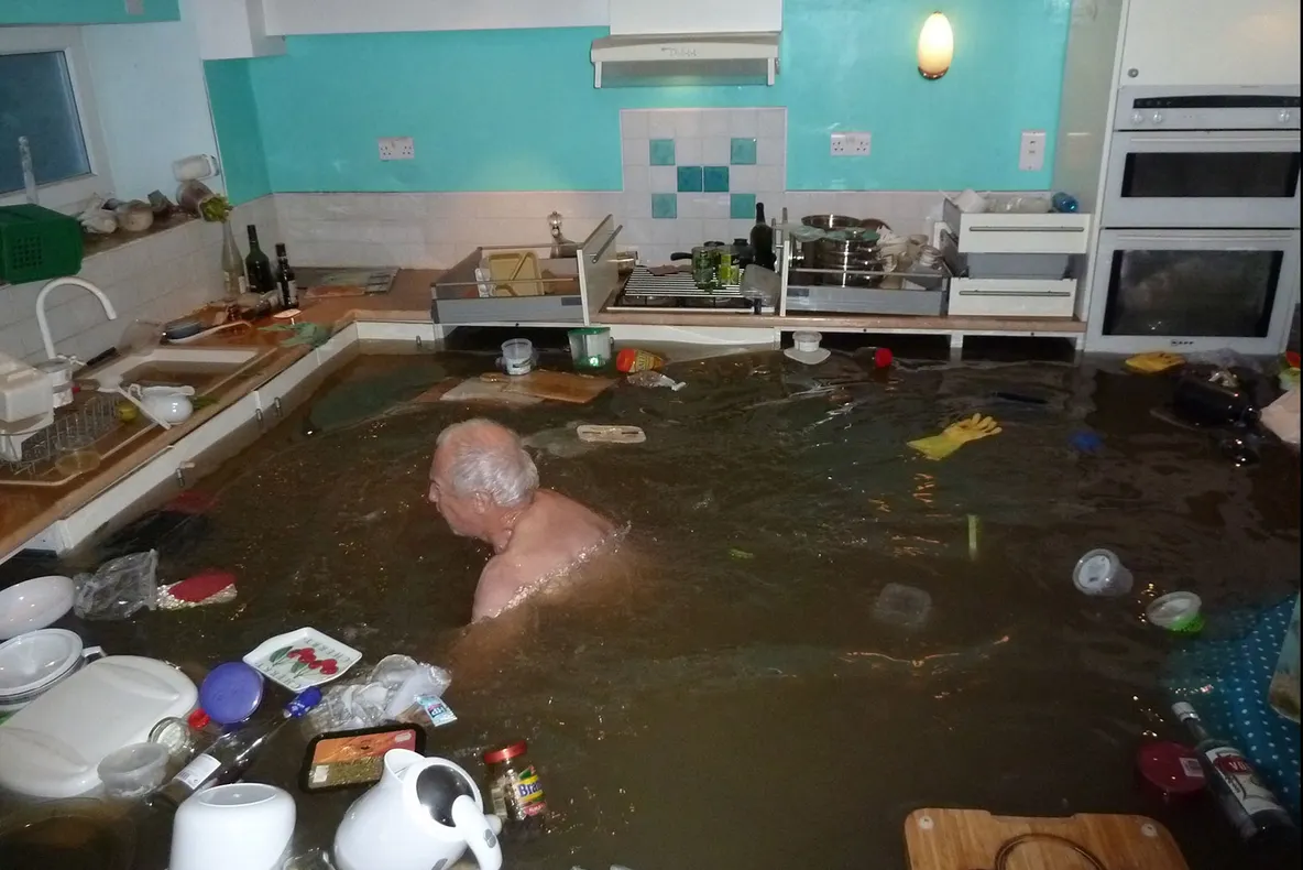 Înoată în propria bucătărie, printre vase. Cum a ajuns acest bătrân într-o asemenea situație
