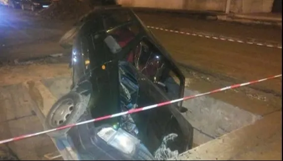 Accident incredibil la Călărași. A căzut cu mașina în craterul din asfalt