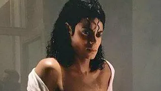 O fotografie nud cu Michael Jackson a stârnit controverse în lume