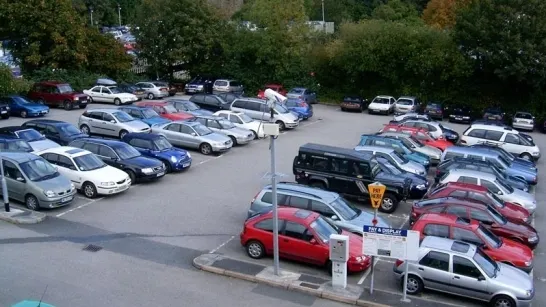 Și-a găsit mașina lovită, cu un bilețel lipit pe parbriz. Când l-a citit, a rămas fără cuvinte