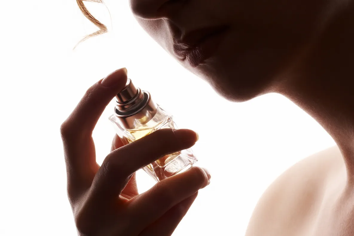 Locul neobișnuit în care să te dai cu parfum ca să țină mai mult