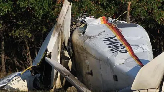 Un avion cu trei oameni la bord s-a prăbuşit
