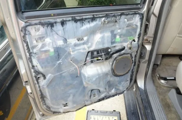 A cumpărat o maşină second-hand. A desfăcut interiorul portierei. Ce a găsit acolo l-a făcut bogat