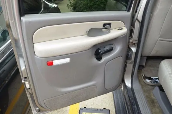 A cumpărat o maşină second-hand. A desfăcut interiorul portierei. "Doamne, nu îmi vine să cred!"