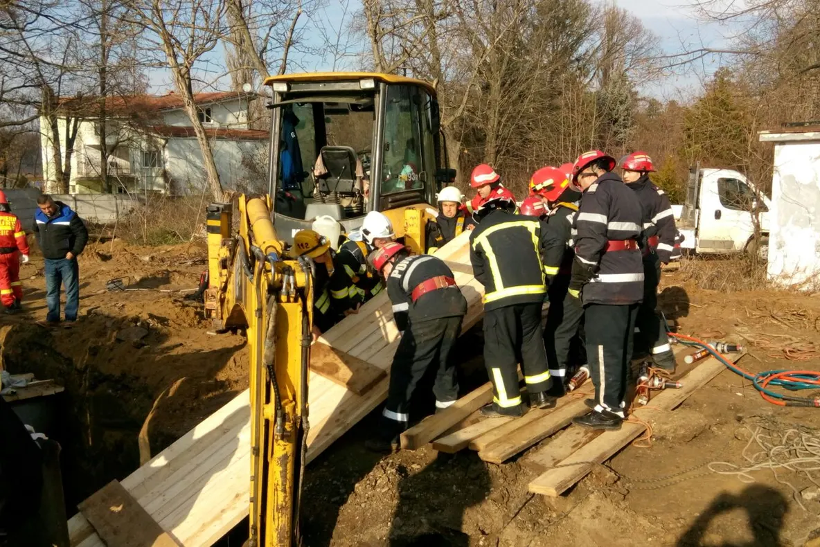 Grav accident de muncă la Snagov. Doi muncitori au murit, fiind prinşi sub un mal de pământ 