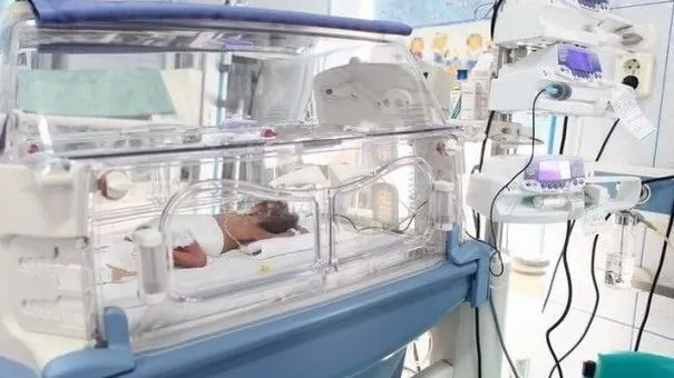 Siamezele din Constanţa suferă de malformaţii severe 