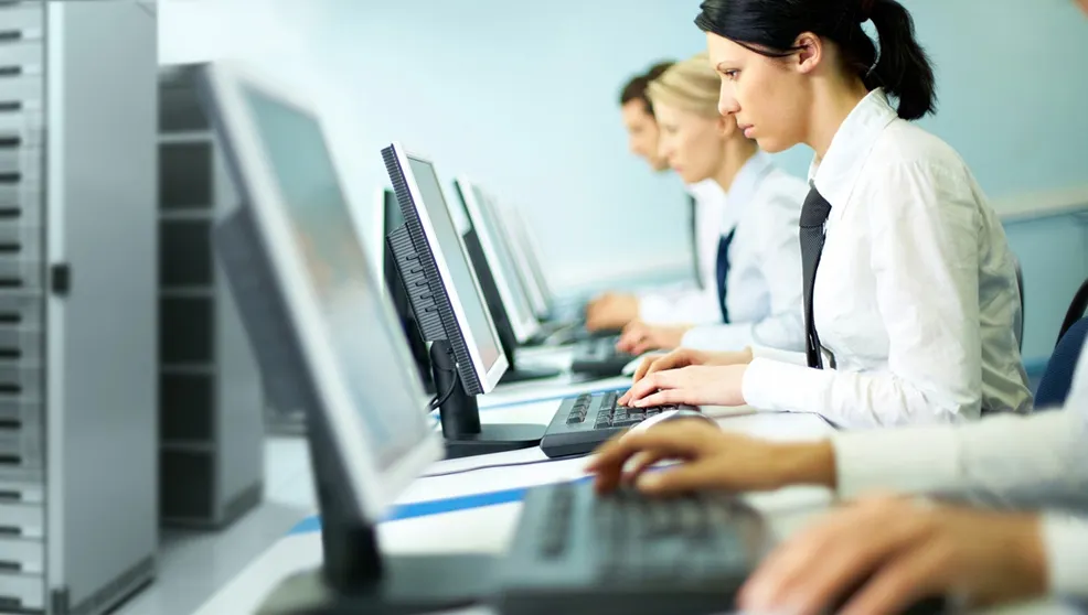 SIE face recrutări în rândul tinerilor. Ce condiţii trebuie să îndeplinească cei interesaţi
