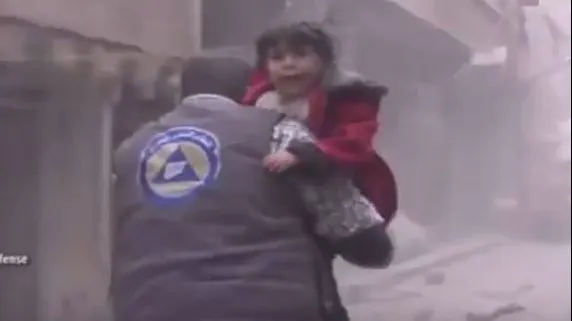 Imagini sfâșietoare. Ce face un copil din Siria după ce s-a pierdut de mama sa într-un atac