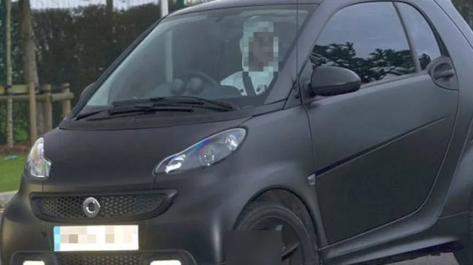 Poliţiştii au oprit această maşină în trafic. Nu le-a venit să creadă cine era la volan. Uluiţi!