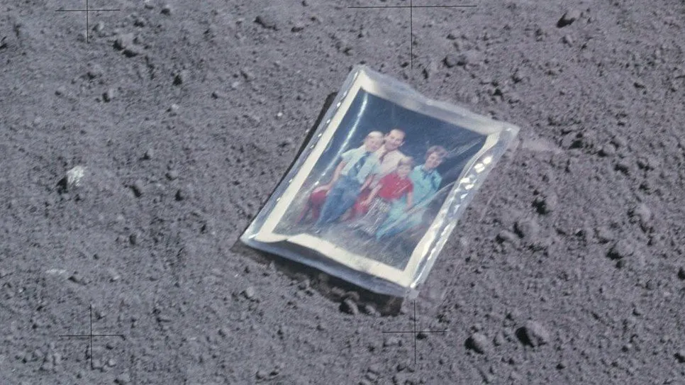 Povestea frumoasă din spatele fotografiei de familie lăsată de un astronaut pe Lună