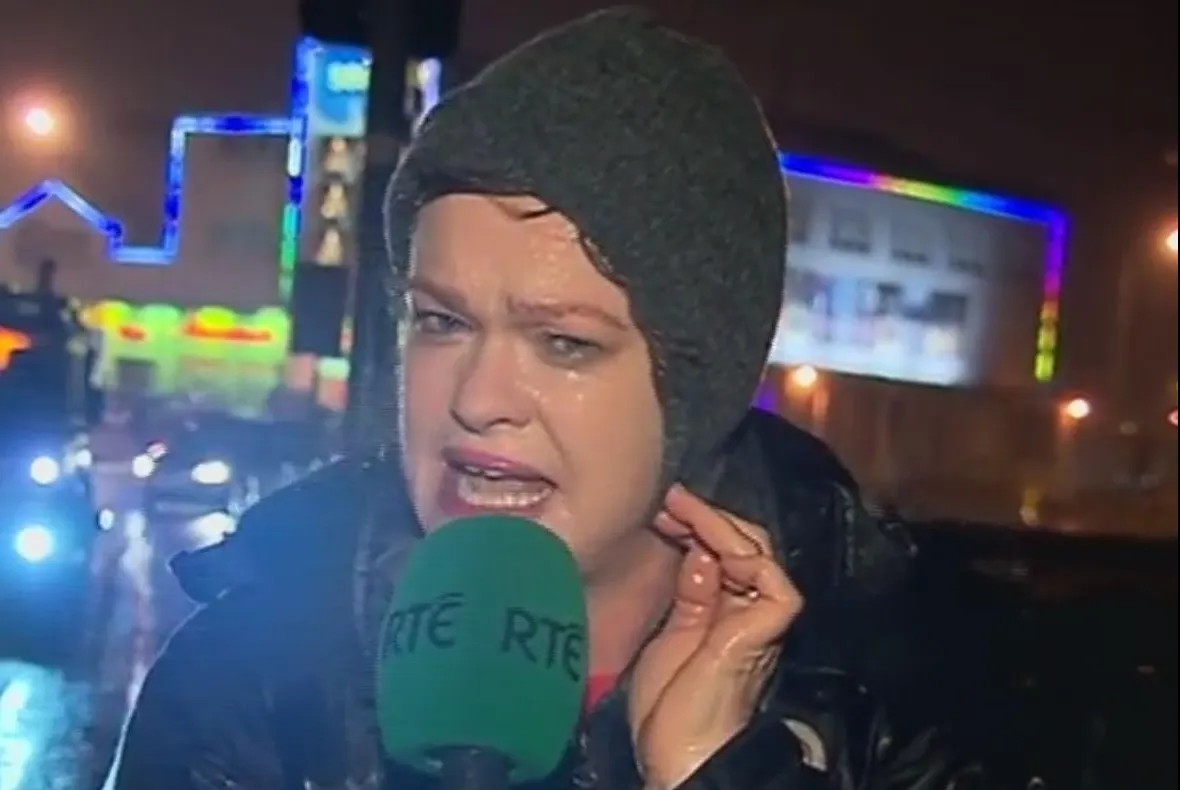 Un reporter TV a fost prins de furtună în timpul transmisiei în direct. E incredibil ce a urmat