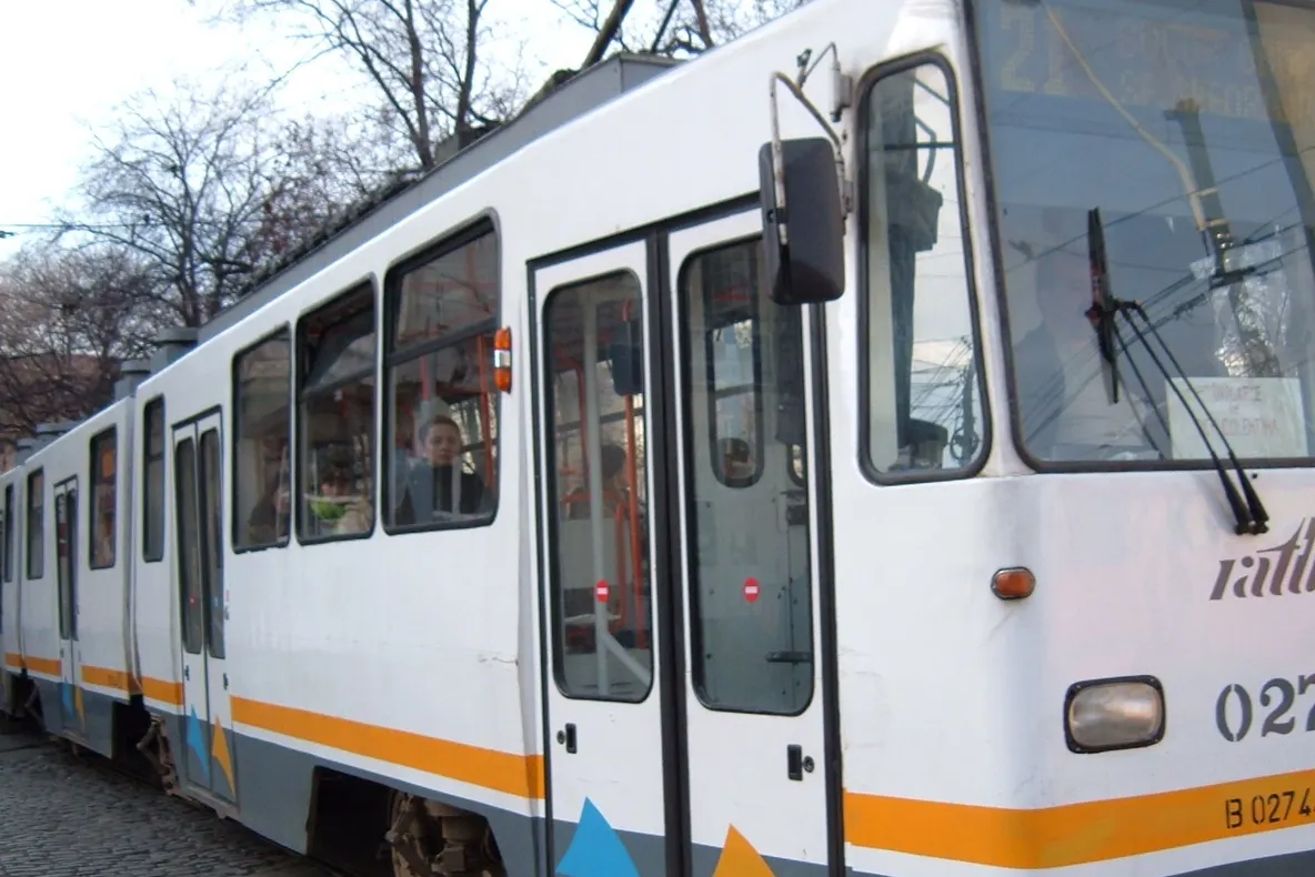 Bătaie de joc, marca RATB: Tramvaiul care circulă pe hârtie la fiecare 4-7 minute. În realitate...