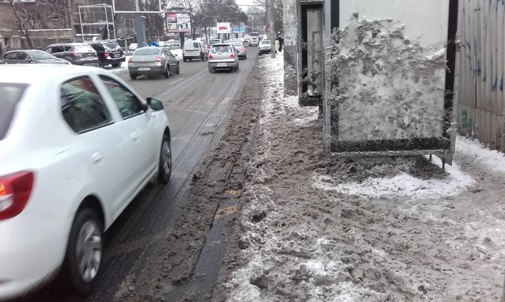 Situaţie incredibilă în Bucureşti, după ce a nins. Cum arată dispreţul drumarilor pentru bucureşteni