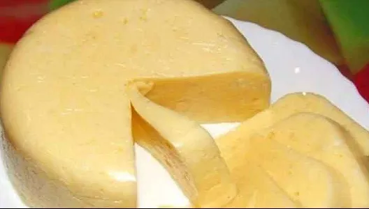 Cașcaval de casă în doar 3 ore, 100% natural. Ingredientul secret ca să-ți reușească rețeta