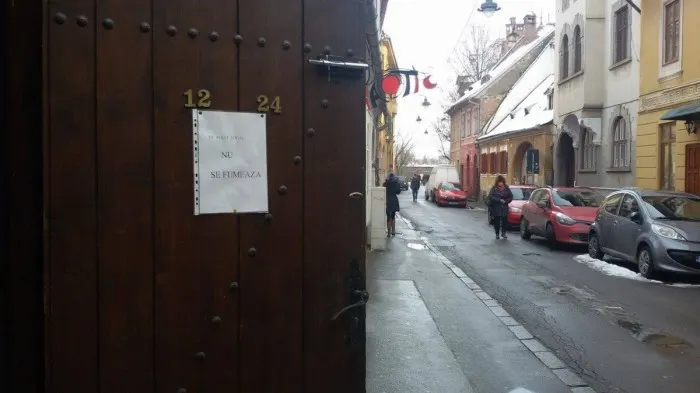 Fumatul, interzis în locurile publice. Reacţia patronilor: "Ne-a trebuit curaj"