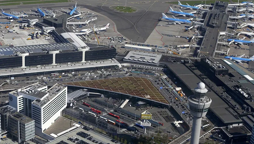 Alertă teroristă pe aeroportul din Amsterdam. Pasagerii, evacuați de urgență