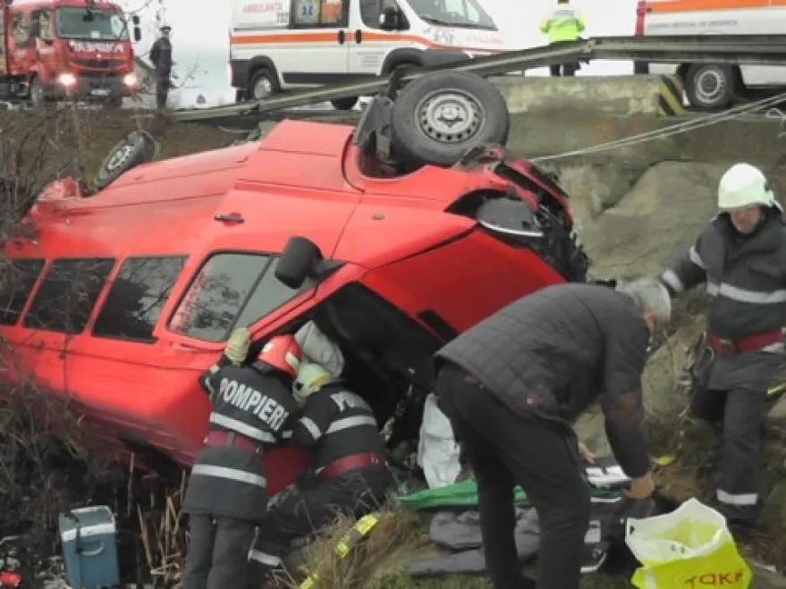 Accident grav: patru răniţi, printre care şi un copil, după ce un microbuz s-a răsturnat