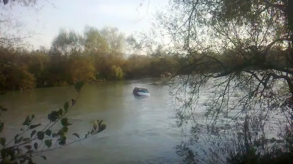 Accident grav: a pierdut controlul volanului din pricina poleiului şi a plonjat într-un râu