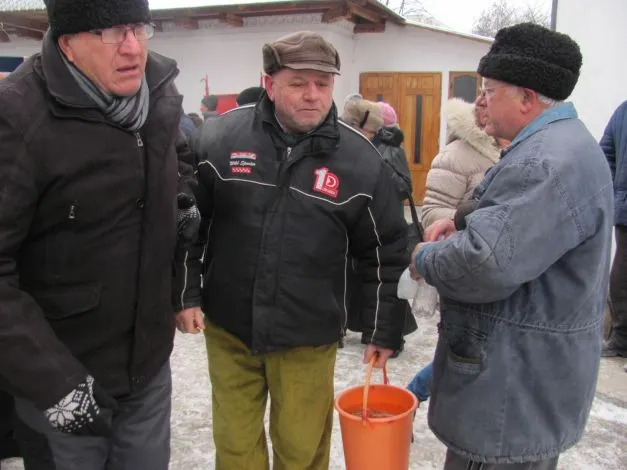 Vaslui. Au venit cu găleata pentru a lua agheasmă de Bobotează. Ce explicaţie au dat 